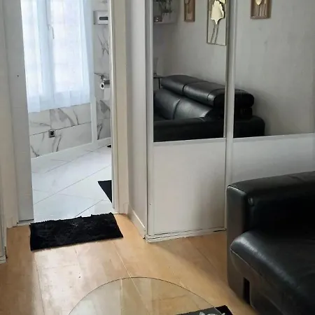 Maison-studio Compose D'une Cuisine, Un Salon Et Une Salle De Bain * Beauchamp (Val-d'Oise)